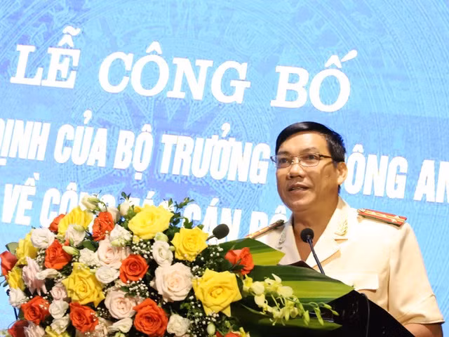  Đại tá Lê Khắc Thuyết, tân Giám đốc Công an Hà Tĩnh: Ông sinh năm 1967, quê Yên Thành, Nghệ An. Trước khi được bổ nhiệm giữ chức Giám đốc Công an tỉnh Hà Tĩnh, ông là Phó Giám đốc Công an tỉnh Nghệ An. Ông được bổ nhiệm thay đại tá Võ Trọng Hải sang làm Giám đốc Công an tỉnh Nghệ An. Đại tá Lê Khắc Thuyết được xem là "khắc tinh" của các đường dây buôn bán ma túy trên địa bàn Nghệ An. 