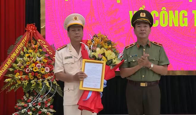  Đại tá Nguyễn Văn Thanh, tân Giám đốc Công an Quảng Trị: Ông sinh năm 1967, quê Quảng Điền, Thừa Thiên –Huế. Trước khi được bổ nhiệm ông là Phó Giám đốc Công an tỉnh Thừa Thiên –Huế. 