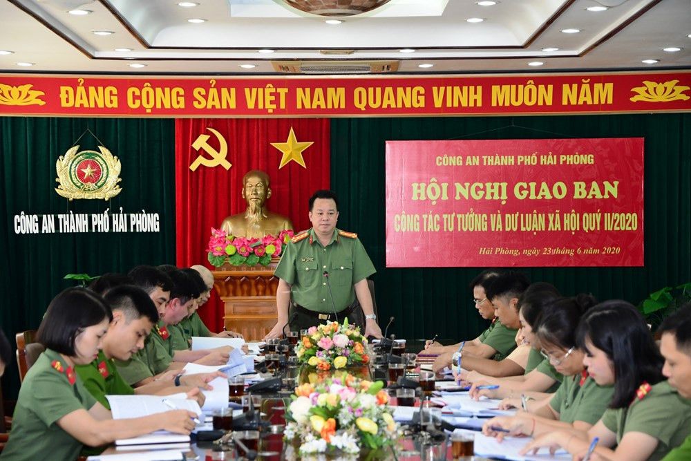  Đại tá Nguyễn Quốc Hùng, tân Giám đốc Công an Hà Nam: Ông sinh năm 1969, quê huyện Thủy Nguyên, Hải Phòng. Trước khi được bổ nhiệm ông là Phó Giám đốc Công an TP Hải Phòng. Ông nổi tiếng đất cảng với nhiều vụ án cũng như trực tiếp trấn áp tội phạm.