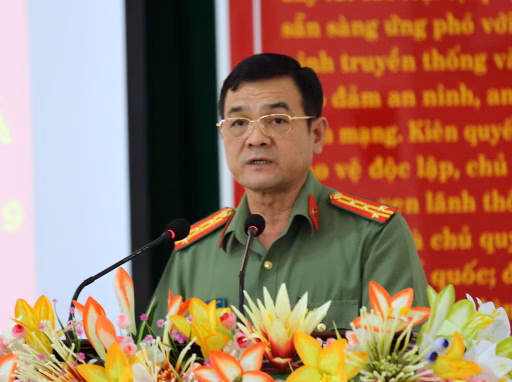 Ông có nhiều năm công tác ở Cục Cảnh sát điều tra tội phạm về tham nhũng, kinh tế, buôn lậu (C03, Bộ Công an). Ông được điều động, bổ nhiệm về làm Giám đốc Công an tỉnh Long An từ cuối năm 2018.