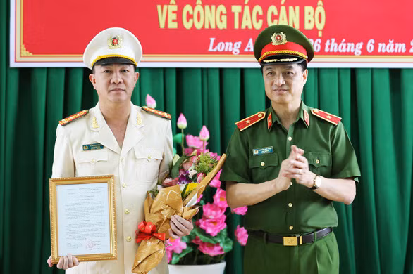  Đại tá Lâm Minh Hồng, tân Giám đốc Công an Long An: Ông giữ chức Phó Giám đốc Công an tỉnh An Giang trước khi được bổ nhiệm Giám đốc Công an Long An.