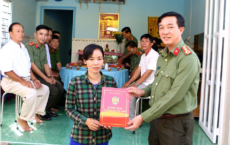 Đại tá Lâm Minh Hồng không chỉ giỏi về nghiệp vụ, trấn áp tội phạm, ông còn có nhiều hoạt động xã hội như quyên góp tiền xây nhà tình nghĩa, giúp cho các gia đình chính sách, người có công và cán bộ, chiến sỹ công tác trong lực lượng Công an gặp nhiều khó khăn về nhà ở vươn lên ổn định cuộc sống.