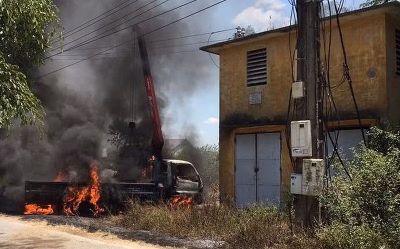  4. Cẩu bia mộ, tài xế chết cháy vì vướng dây điện: Khoảng 11h30 phút hôm nay, khi đang cẩu bia mộ trên thùng xe xuống đất tại Nghi Lộc, Nghệ An, tài xế L.X.L. (SN 1987, trú xã Hưng Trung, huyện Hưng Nguyên, Nghệ An) đã vướng vào đường dây điện cao thế của trạm biến áp gây ra hiện tượng phóng điện, chập cháy. Do xe bén lửa cháy quá nhanh nên khi đám cháy được khống chế xe cẩu và tài xế đã bị cháy.