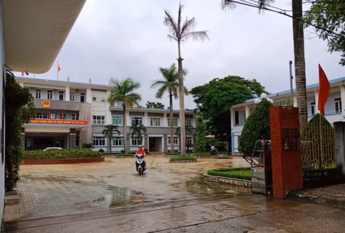 Ông Nguyễn Thanh Tùng, Phó bí thư Thường trực Thị ủy Bỉm Sơn, tỉnh Thanh Hóa, cho biết , chiều ngày 1/6, Thị ủy Bỉm Sơn (Thanh Hóa) đã họp và thống nhất thu hồi các quyết định bổ nhiệm phó và Trưởng phòng Tài Chính - Kế hoạch thị xã Bỉm Sơn đối với ông Tống Văn Thọ, do không đảm bảo các quy định tại thời điểm bổ nhiệm. Đồng thời, Thị ủy Bỉm Sơn xin rút kinh nghiệm sâu sắc liên quan tới sự việc này.