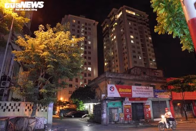 De xom “65 tuoi” thua nhan dam o be trai trong thang may Ha Noi