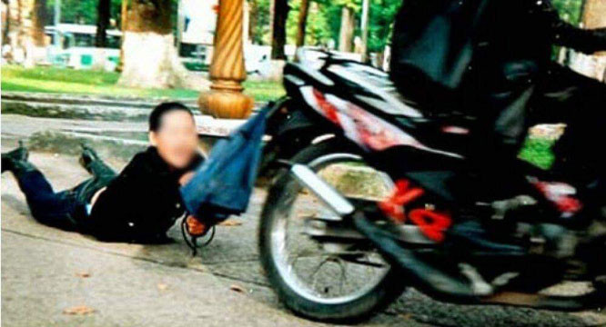 4. Cướp túi xách có chứa tài sản hơn 1 tỷ đồng tại TPHCM: Công an quận 1 (TP.HCM) lập hồ sơ điều tra, truy xét vụ cướp giật tài sản theo trình báo của ông P.Đ.M (64 tuổi, khi đứng trước một khách sạn trên đường Thái Văn Lung. Tên cướp dùng xe máy cướp giật và tăng ga tẩu thoát. Trong túi có nhiều vật dụng như bóp cầm tay, điện thoại Vertu, hai mắt kính chữ H và Catier, Ipad… Tổng trị giá tài sản hơn 1,4 tỷ đồng.