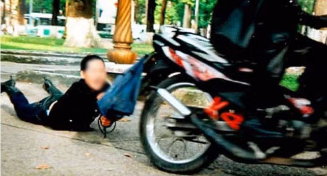 4. Cướp túi xách có chứa tài sản hơn 1 tỷ đồng tại TPHCM: Công an quận 1 (TP.HCM) lập hồ sơ điều tra, truy xét vụ cướp giật tài sản theo trình báo của ông P.Đ.M (64 tuổi, khi đứng trước một khách sạn trên đường Thái Văn Lung. Tên cướp dùng xe máy cướp giật và tăng ga tẩu thoát. Trong túi có nhiều vật dụng như bóp cầm tay, điện thoại Vertu, hai mắt kính chữ H và Catier, Ipad… Tổng trị giá tài sản hơn 1,4 tỷ đồng.