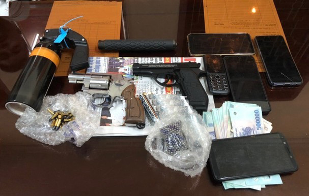  6. Vận chuyển thuê súng đạn từ Hà Nội vào Nghệ An: Công an TP Vinh (Nghệ An) bắt quả tang 3 nam thanh niên tàng trữ vũ khí quân dụng trái phép. Qua kiểm tra, công an phát hiện trong xe taxi có 3 nam thanh niên cùng 2 khẩu súng quân dụng, 18 viên đạn, 480 viên đạn bi sắt, 3 bình xịt khí CO2, 1 bình xịt hơi cay và 17 triệu đồng tiền mặt. Đối tượng khai nhận vận chuyển thuê 2 khẩu súng quân dụng từ Hà Nội vào Nghệ An với tiền công 6 triệu đồng.