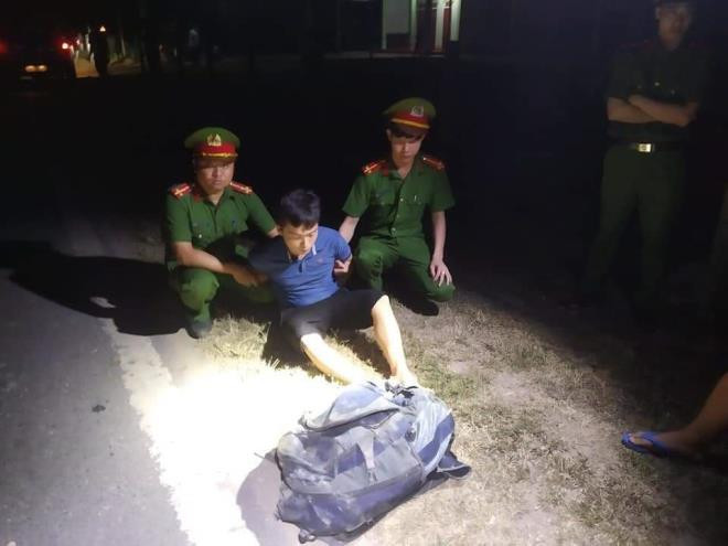  3. Hà Tĩnh bắt 2 ba lô chứa 30kg ma túy: Vào khoảng 4h, trên đường Hồ Chí Minh, hàng chục cán bộ chiến sĩ Công an Hà Tĩnh, Công an huyện Hương Sơn tổ chức truy đuổi xe ô tô vận chuyển ma túy từ huyện Hương Sơn sang huyện Hương Khê (Hà Tĩnh). Sau hơn 1 tiếng, lực lượng chức năng vây ráp, khống chế được chiếc xe, bắt giữ 2 kẻ cùng tang vật là 2 ba lô chứa 30kg ma túy.