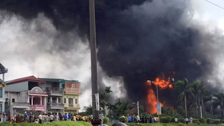  9. Công khai nồng độ hóa chất sau vụ cháy kho cảng Đức Giang: Khoảng 7 giờ sáng 30/6, một kho hóa chất cháy kho hóa chất trong cảng Đức Giang (quận Long Biên, TP Hà Nội) bốc cháy dữ dội. Đến khoảng 10 giờ, đám cháy cơ bản được khống chế. Chủ tịch UBND TP Hà Nội Nguyễn Đức Chung đã yêu cầu lực lượng chức năng công khai hóa chất cháy, nồng độ để người dân biết. Nếu vụ cháy ảnh hưởng đến sức khỏe thì phải có giải pháp, thậm chí là phải di dân ra vùng khác.