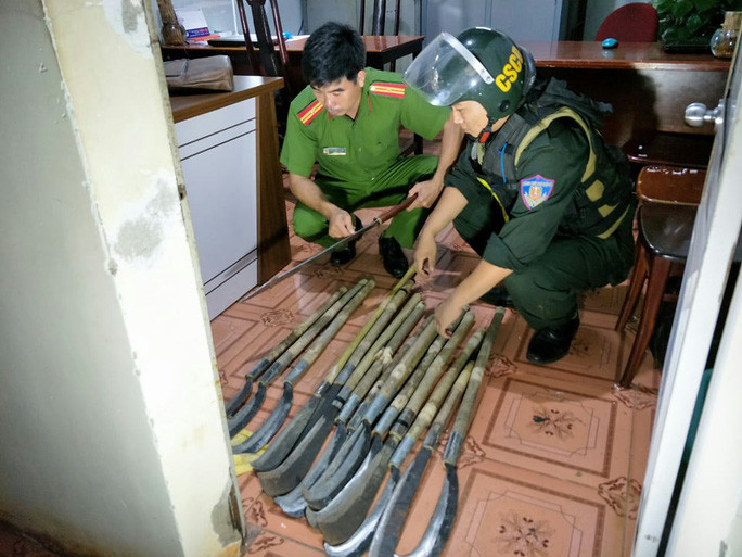  4. Khởi tố vụ lấy 40 dao rựa chia cho 30 người đi chém nhau: Công an TP Buôn Ma Thuột ra quyết định khởi tố, bắt tạm giam 3 tháng với 12 thanh niên chém nhau đêm 28/6 về hành vi "gây rối trật tự công cộng" và "cố ý gây thương tích". Tại cơ quan, các đối tượng khai nhận, đối tượng Khoa gọi điện thoại rủ đi đánh nhau, sau đó tập trung đến 1 điểm, lấy hơn 40 cây dao rựa chia cho hơn 30 người rồi đi đánh nhau.