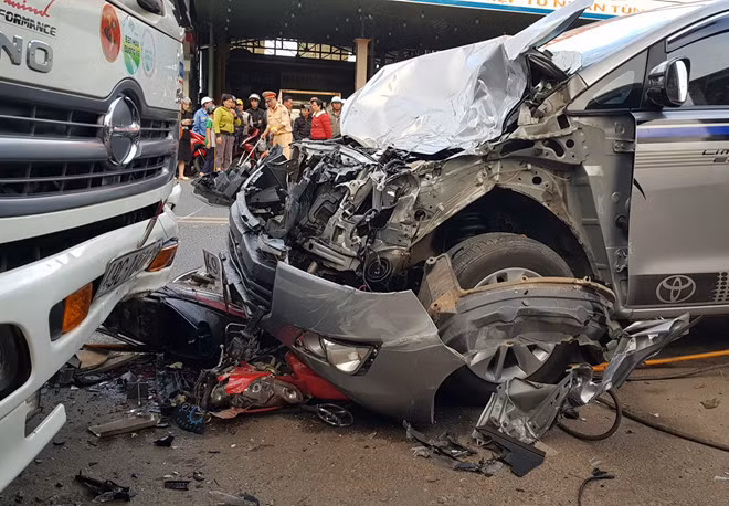 Sau khi tai nạn xảy ra, bà Huệ ngã xuống đường bị thương ở chân. Riêng tài xế chiếc xe ô tô đi quá khỏi hiện trường vụ tai nạn. Khi lực lượng CSGT huyện Cẩm Xuyên có mặt làm việc, tiến hành đo nồng độ cồn thì tài xế này chấp nhận thổi vào máy và cho kết quả 0,136mlg/1 lít khí thở.