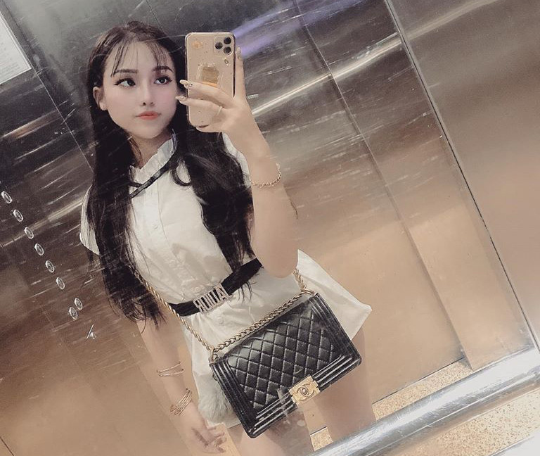 Thu giữ tại 2 phòng nghỉ 1.303 viên thuốc lắc, gần 500 triệu đồng và nhiều dụng cụ, giấy tờ liên quan... Ban đầu, Hằng quanh co, ngoan cố chối tội, không khai báo, có những biểu hiện, hành động cản trở, thách thức lực lượng công an. Trước những chứng cứ thuyết phục, đấu tranh sắc bén, sau 1 ngày 1 đêm thì Hằng mới cúi đầu nhận tội.