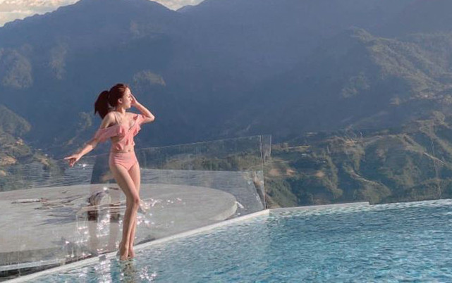 Hằng khá kín tiếng về và thường xuyên khoe ảnh đi du lịch ở những nơi sang trọng.