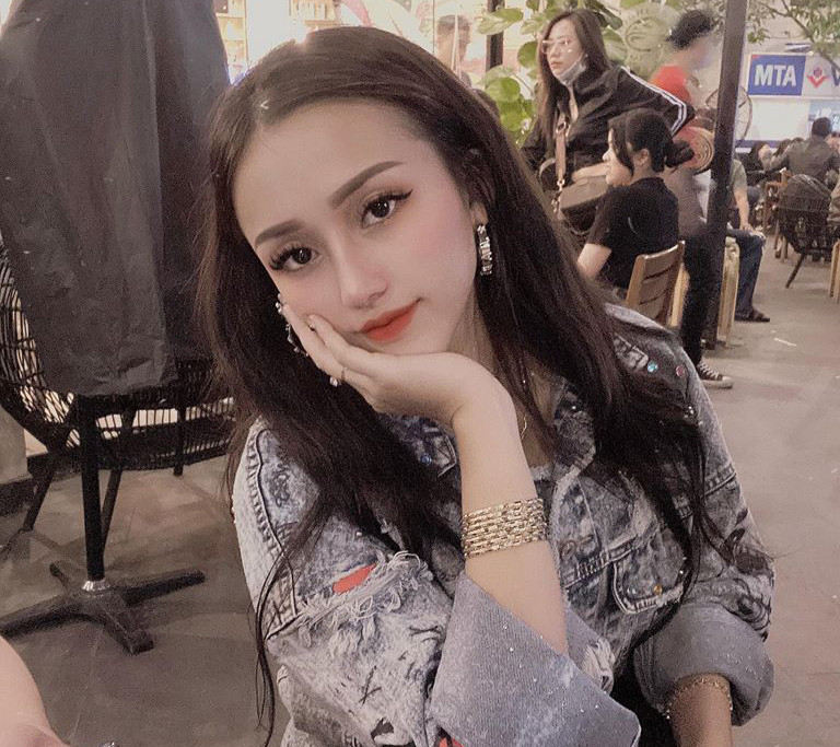 Hằng điều hành đường dây ma túy, mua hàng từ TP.HCM, vận chuyển theo đường xe khách sau đó đưa về Huế giao cho Quang và Dung cùng nhiều đối tượng khác giao dịch, phân phối tại các tỉnh Quảng Trị, Thừa Thiên – Huế.