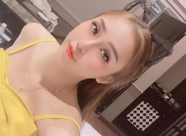 Hằng đang là sinh viên năm 2 của Trường cao đẳng Du lịch Huế và được xem là hotgirl của trường.