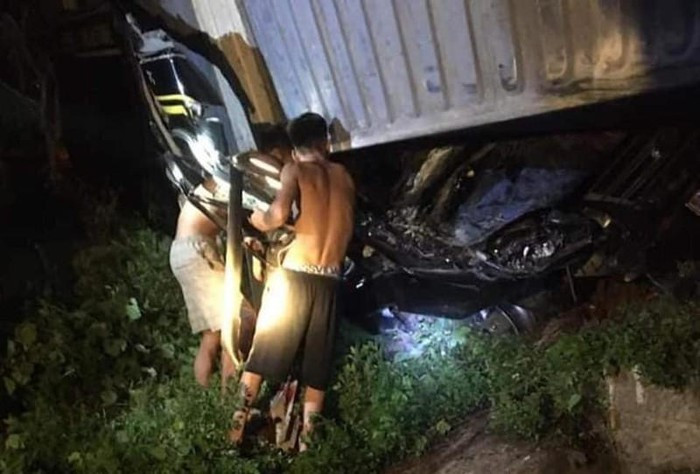 Lực lượng chức năng phải dùng xe cẩu kéo xe container đưa các nạn nhân ra ngoài. Ngày hôm nay, Công an đã tiến hành kiểm tra nồng độ cồn và thu mẫu nước tiểu để giám định chất kích thích với tài xế xe container.