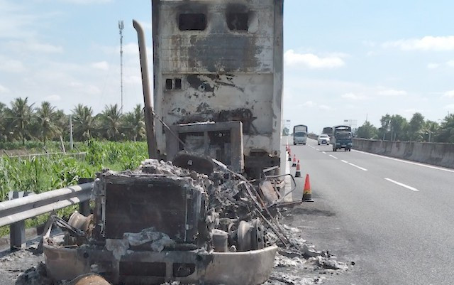  5. Cháy xe container và xe khách giường nằm: 1h30 chiều nay xe đầu kéo container chạy trên đường cao tốc TP.HCM - Trung Lương phát ra tiếng nổ. Khi xuống kiểm tra, tài xế thấy khói lửa bất ngờ bốc lên dữ dội ở phần đầu xe, dùng bình chữa cháy dập lửa nhưng bất thành nên báo cơ quan chức năng. Sau khoảng 30 phút ngọn lửa cơ bản được dập tắt, phần đầu xe container bị ngọn lửa thiêu rụi.