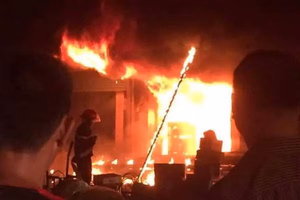  8. Nguyên nhân người phụ nữ và hàng xóm chết trong căn nhà đang cháy: Công an huyện Đắk Tô xác minh, sau khi chồng đưa con đi học, chị T.T.T.X (SN 1983, trú thôn 1, xã Tân Cảnh, huyện Đắk Tô) và người con 8 tuổi đang ở trong nhà thì Nguyễn Minh Hoàng (SN 1984, trú thôn 3, xã Tân Cảnh) đi xe máy tới, vào trong nhà ngồi nói chuyện. Trong lúc nói chuyện, giữa Hoàng và chị T.T.T.X. xảy ra cãi vã. Hoàng đuổi con chị T. ra ngoài và khóa trái cửa, chém và đổ xăng đốt nhà. >>> Xem thêm video: Thôi miên, cướp tiền tại cửa hàng ở Hội An Nguồn VTC