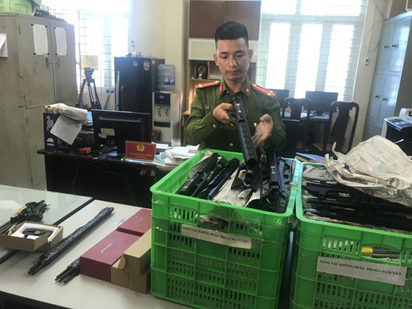 4. Bắt chủ “shop” súng săn sát thương cao: Công an quận Thanh Xuân, Hà Nội đã triệt phá đường dây nhập lậu mua bán linh kiện súng săn. Số linh kiện này sau khi lắp ráp thành súng có sức sát thương lớn, có thể gây chết người. Theo đó, từ một đối tượng tàng trữ súng săn, cảnh sát phát hiện ra “shop” chuyên nhập linh kiện súng săn từ Trung Quốc về lắp ráp và bán do Trần Mạnh Linh (SN 1986) làm chủ.