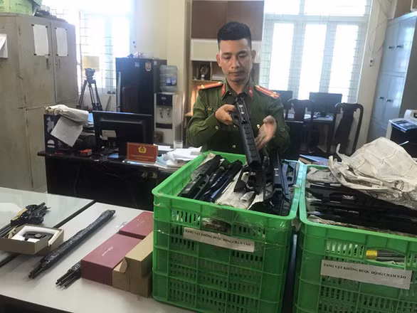 4. Bắt chủ “shop” súng săn sát thương cao: Công an quận Thanh Xuân, Hà Nội đã triệt phá đường dây nhập lậu mua bán linh kiện súng săn. Số linh kiện này sau khi lắp ráp thành súng có sức sát thương lớn, có thể gây chết người. Theo đó, từ một đối tượng tàng trữ súng săn, cảnh sát phát hiện ra “shop” chuyên nhập linh kiện súng săn từ Trung Quốc về lắp ráp và bán do Trần Mạnh Linh (SN 1986) làm chủ.