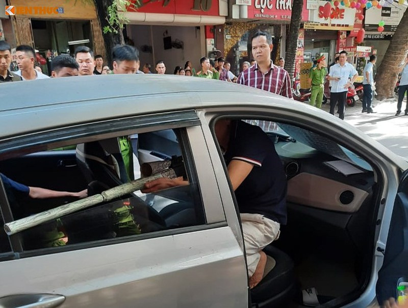 Theo đó, nghi phạm ngồi trên xe ô tô hiệu i10 Hyundai và mở cửa sau, chĩa súng bắn ông Tô Thắng Lợi. Loại súng hung thủ dùng để bắn ông Lợi thuộc loại tự chế giảm thanh, nòng dài.