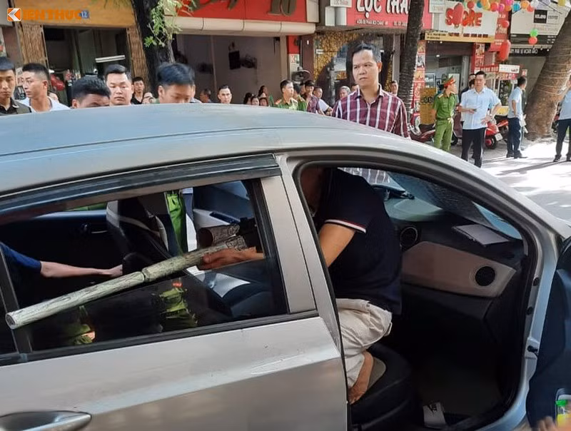 Theo đó, nghi phạm ngồi trên xe ô tô hiệu i10 Hyundai và mở cửa sau, chĩa súng bắn ông Tô Thắng Lợi. Loại súng hung thủ dùng để bắn ông Lợi thuộc loại tự chế giảm thanh, nòng dài.