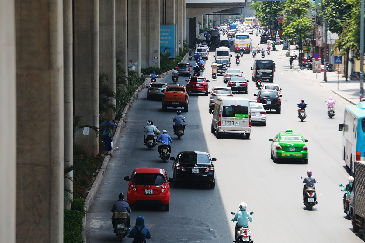 Để nhừơng đất cho dự án đường sắt trên cao, nhiều cây xanh đã bị chặt hoặc di dời. Điều người dân mong chờ là được sử dụng đường sắt đô thị chứ không phải bóng râm mà dự án nghìn tỷ này đem lại.