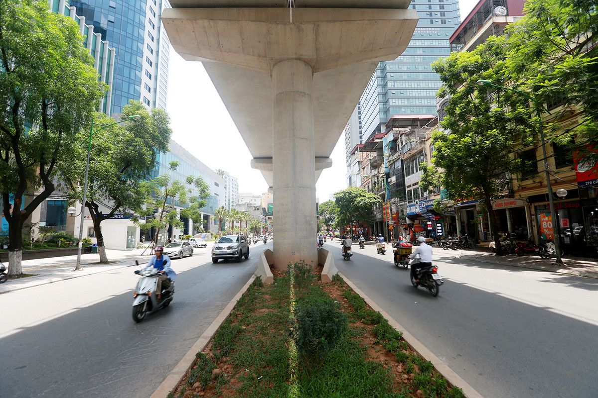 Hễ cứ nhắc đến dự án đường sắt trên cao, người dân đều lấy câu chuyện công dụng của dự án chỉ để che nắng ra mỉa mai công trình thập kỷ này.