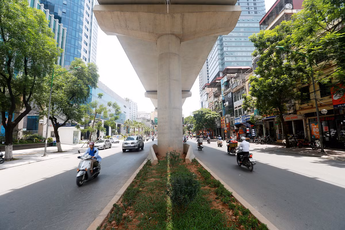 Hễ cứ nhắc đến dự án đường sắt trên cao, người dân đều lấy câu chuyện công dụng của dự án chỉ để che nắng ra mỉa mai công trình thập kỷ này.