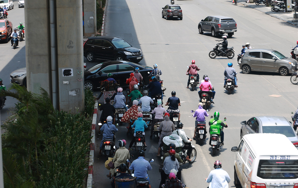 Đường không còn bóng cây do phải nhường chỗ cho dự án, thay vì hàng cây xanh thì hiện giờ trục Hà Đông - Cát Linh chỉ là những trụ bê tông u ám, vô hồn.