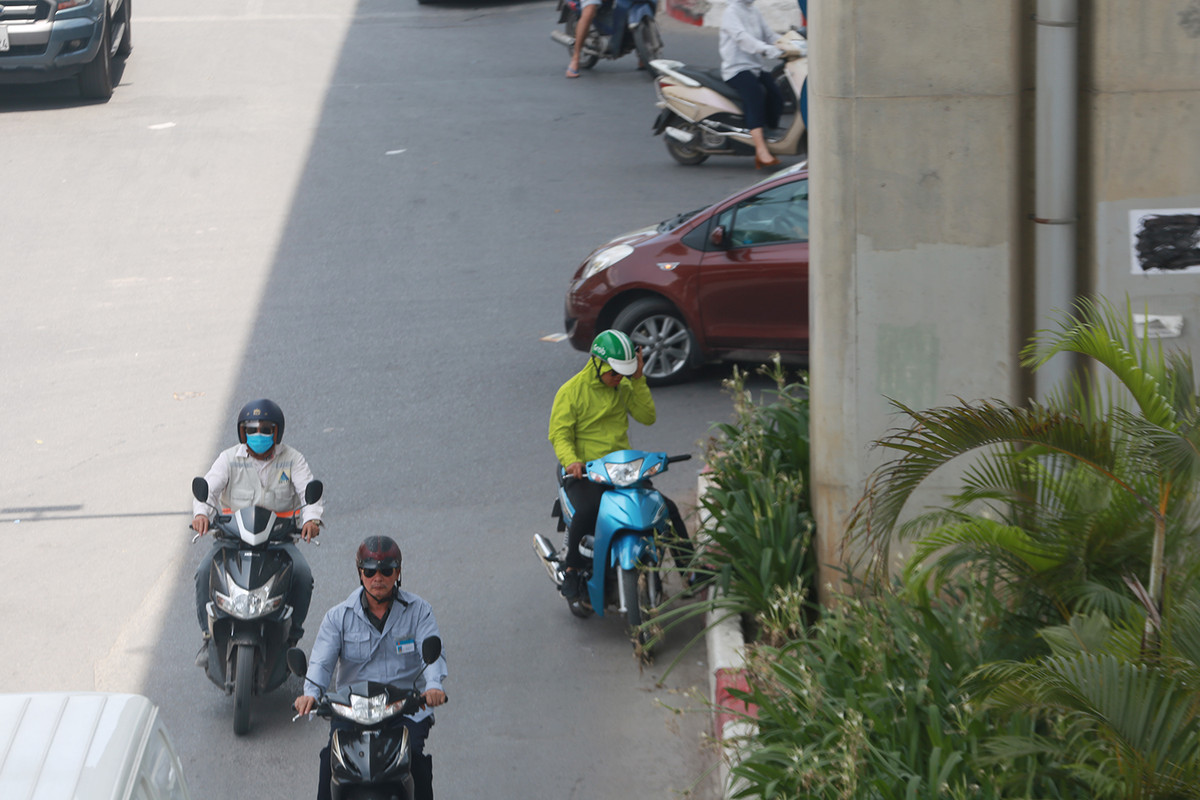 Lẽ ra, với hàng nghìn tỷ nhà nước đầu tư thì những người đang phải đứng dưới bóng râm của dự án đường sắt trên cao đang được di chuyển trên những con tàu hiện đại, mát lạnh điều hòa. Nhưng không, hơn 10 năm dự án vẫn chưa thể vận hành, số tiền đội vốn thì ngày một tăng lên theo cấp số nhân.