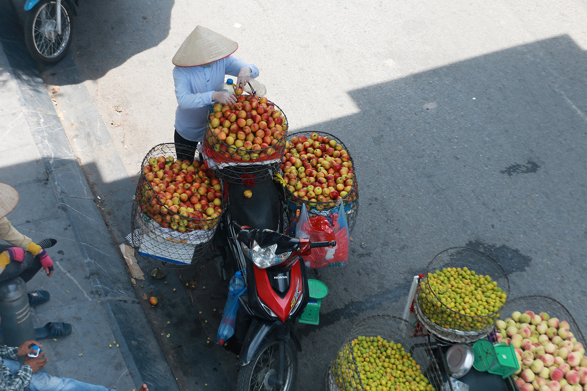 Những nhà ga dự án đường sắt trên cao thành nơi buôn bán tự phát.
