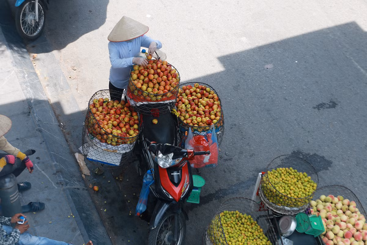 Những nhà ga dự án đường sắt trên cao thành nơi buôn bán tự phát.