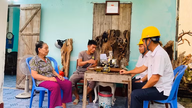 Ghi nham so dien gap 33 lan: Dinh chi cong tac 2 lanh dao-Hinh-2