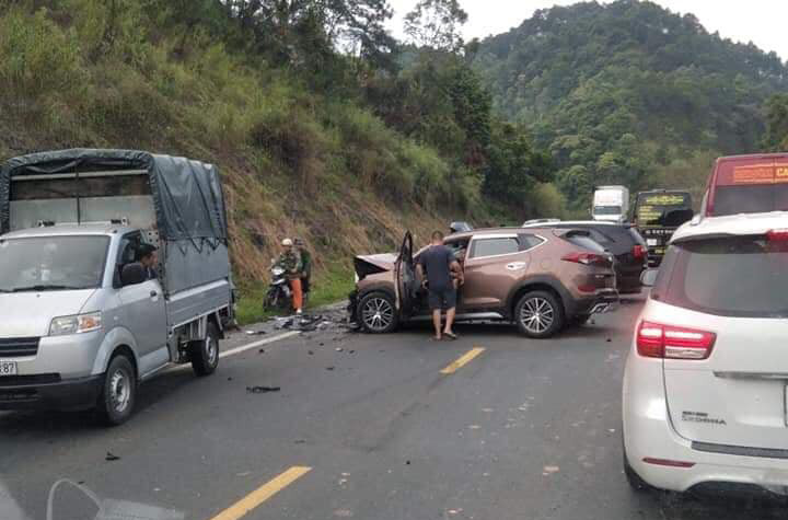 Vụ tai nạn xảy ra khiến cho đoạn đường trên ùn tắc kéo dài.