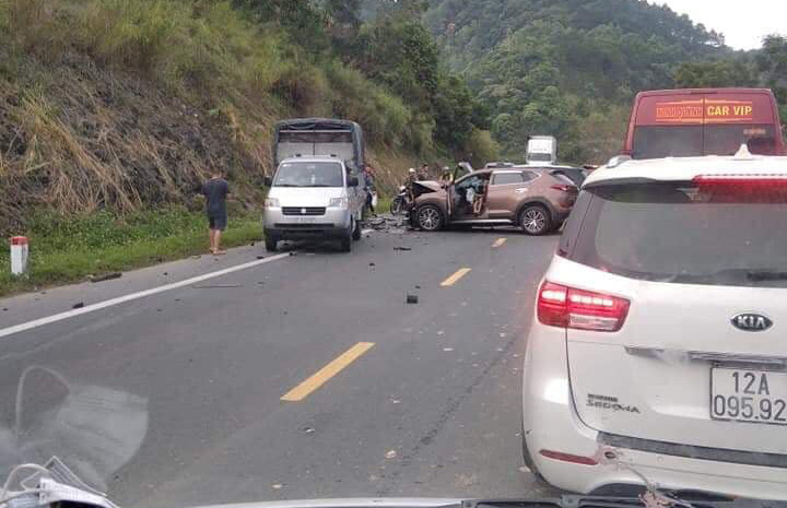 Hai xe tai nạn hư hỏng nặng và được lực lượng chức năng đưa đi khỏi hiện trường để giải quyết ùn tắc giao thông.