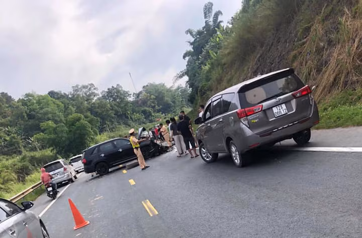 Lực lượng chức năng cũng đã có mặt để giải quyết vụ việc.