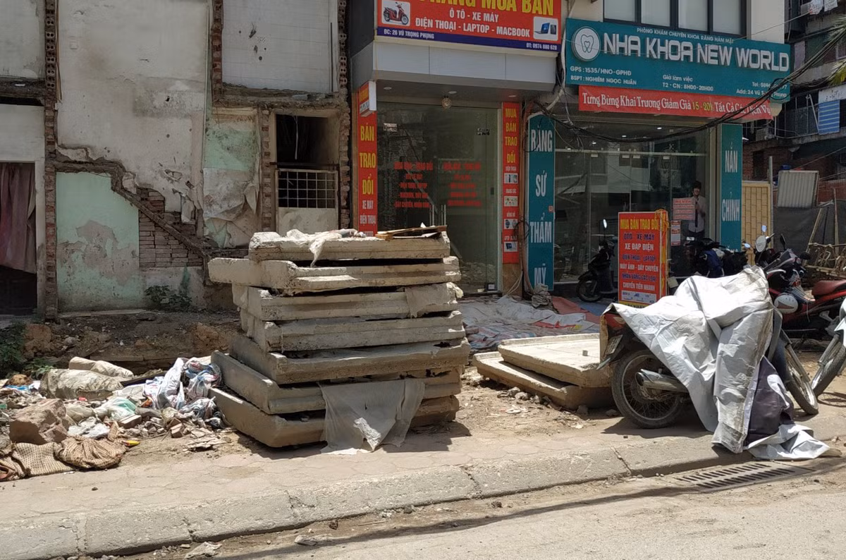 Vào giờ cao điểm, tuyến đường trước đã tắc nay lại càng thêm tắc, bụi bặm bủa vây hằng ngày khiến nhiều người dân ở đây vô cùng bức xúc.