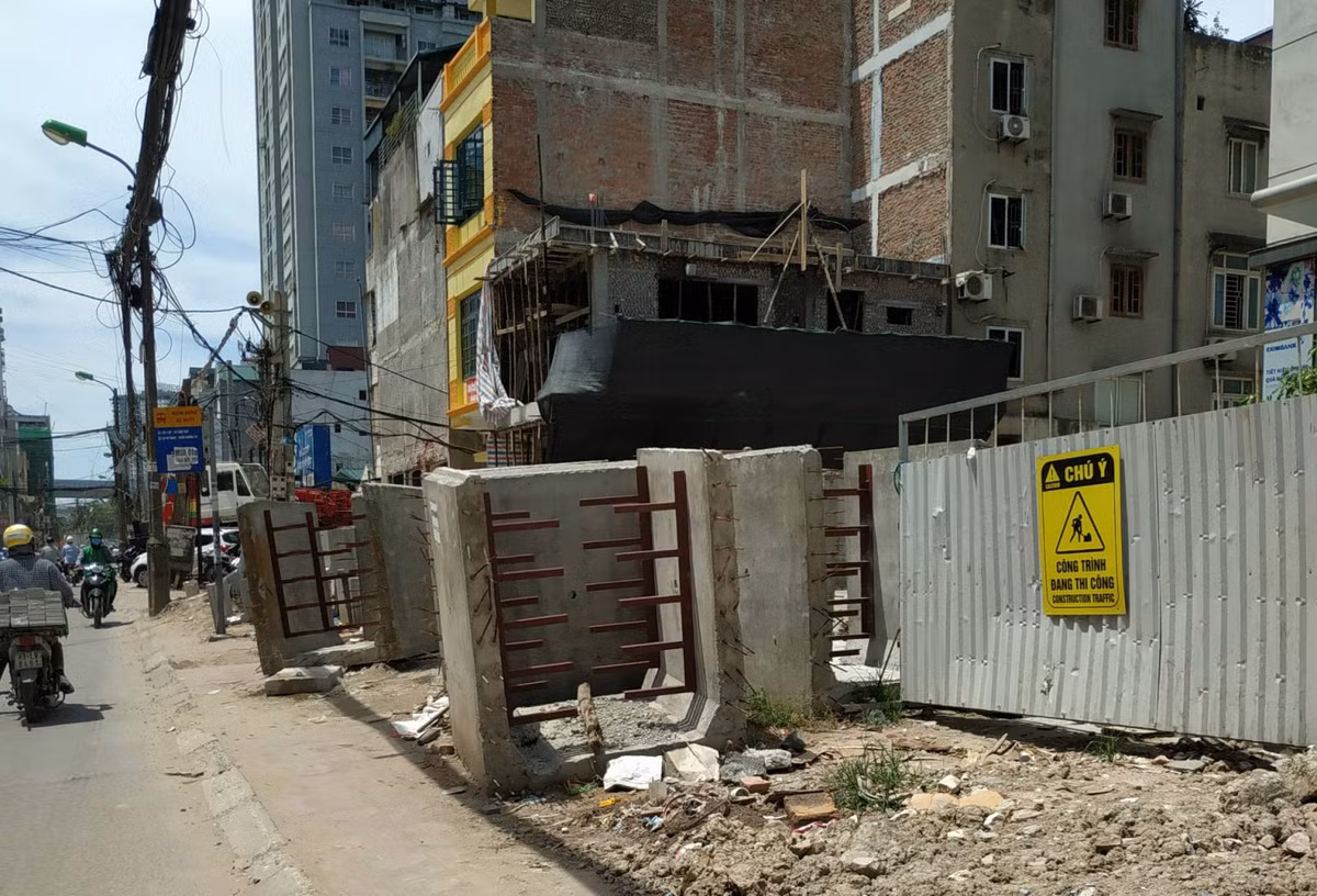 Anh T.T.C. (38 tuổi), chủ cửa hàng bán hàng điện tử trên tuyến đường Vũ Trọng Phụng chia sẻ, công trình thi công, cải tạo đến nay đã diễn ra gần 1 năm. Tuy nhiên, hiện trạng mặt đường vẫn chưa được hoàn thiện.