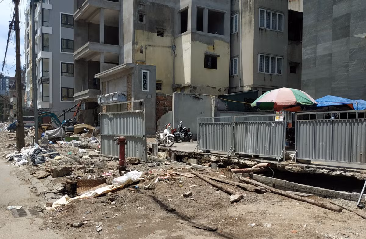 Thi công đường cống nước, vỉa hè bị đào sâu thành rãnh to, những ngôi nhà phía trong bỗng dưng bị chia cách với con đường.