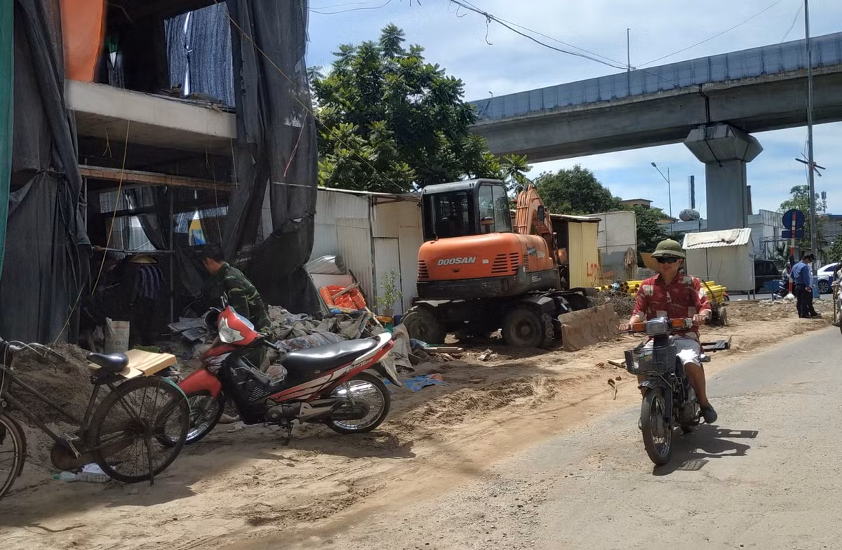 Người dân mong muốn sớm thoát khỏi cảnh "con đường đau khổ" chỉ vài trăm mét mà mất cả tiếng đồng hồ đi lại mỗi khi tắc đường.