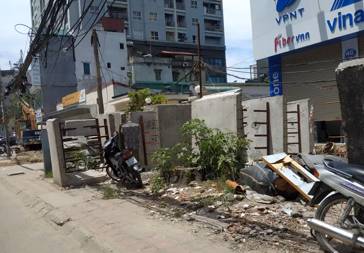 Dọc theo tuyến đường cải tạo có vô số vật liệu xây dựng, đống gạch đá ngổn ngang được tập kết ở hai bên đường. Các hào hố trong quá trình giải phóng mặt bằng vẫn chưa được san lấp còn nguyên hiện trạng.