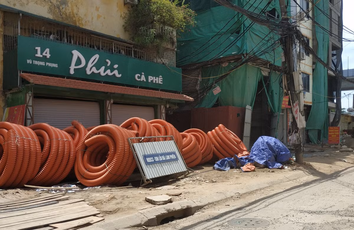 Vật liệu tập kết trên vỉa hè ngổn ngang.