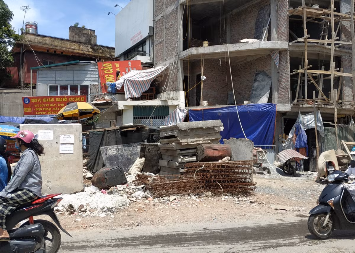Nhiều công trình khác ven đường cũng đang xây dựng tạo nên cảnh lộn xộn, ngổn ngang vật liệu trên vỉa hè.