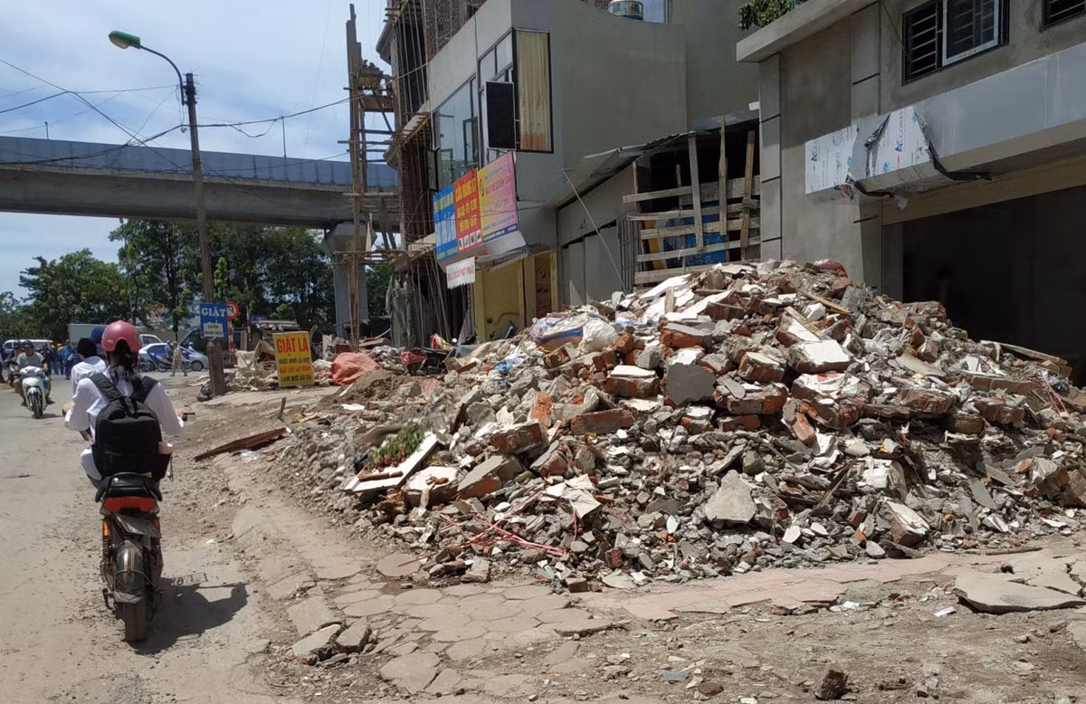 Đoạn đầu đường giáp với đường Nguyễn Trãi có nguyên đống phế liệu xây dựng chất cao.