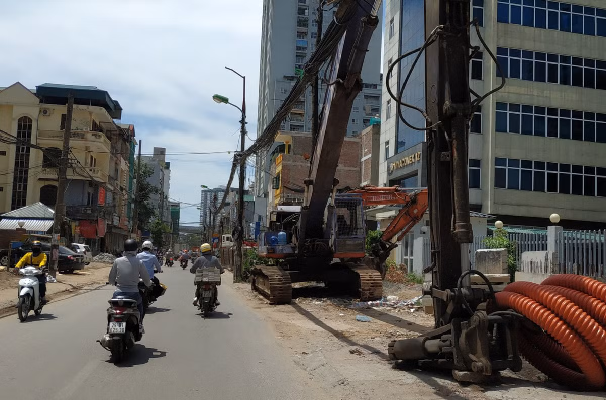 Máy móc không hoạt động đậu bên đường.