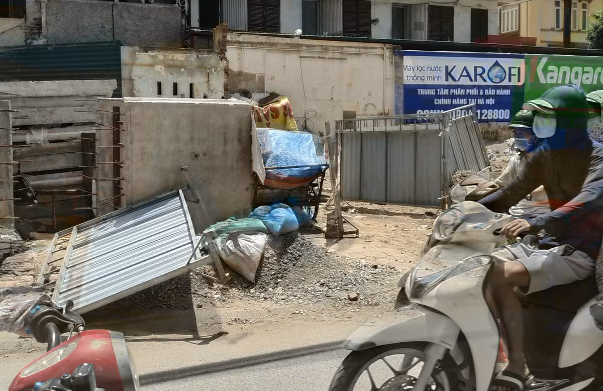 Ngổn ngang vật liệu gây nguy hiểm cho người dân đi lại.