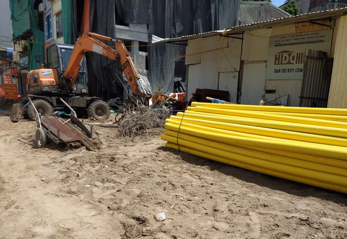 Bên cạnh đó, nhiều ống cống nằm ngổn ngang, cắm thép nhọn đâm ra tua tủa làm cản trở tầm nhìn, gây nguy hiểm cho người khi tham gia giao thông.