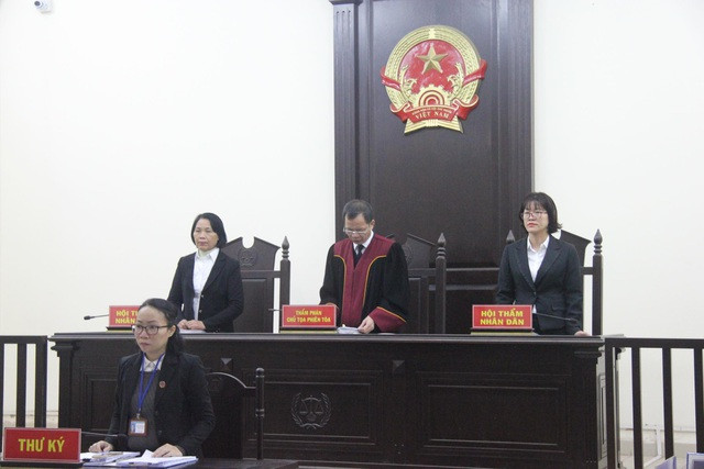 Đại diện VKS nhân dân TP Hà Nội đề nghị HĐXX giữ nguyên bản án sơ thẩm đã tuyên với bị cáo Nguyễn Thị Vững - nguyên Thượng úy Công an giúp "gài bẫy" ma túy vào xe ô tô mức án 7 năm tù. >>> Xem thêm video: Gài ma túy bạn trai, bị cáo khai "vẫn yêu" nạn nhân